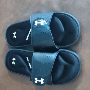 NWOT Sludes, Black, Under Armour, Sz 8
